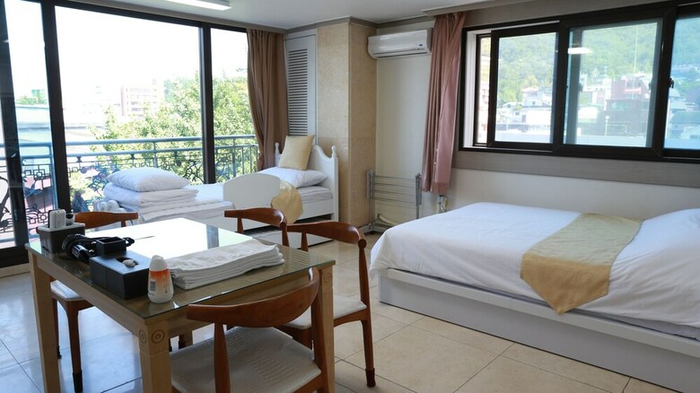 Hostal Grand Field Residence Hostel