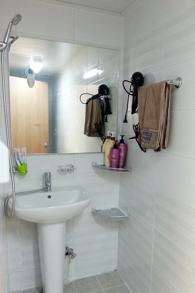 Hostal Grand Field Residence Hostel