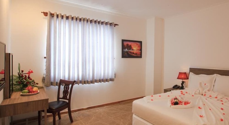 Den Long Do Hotel & Restaurant