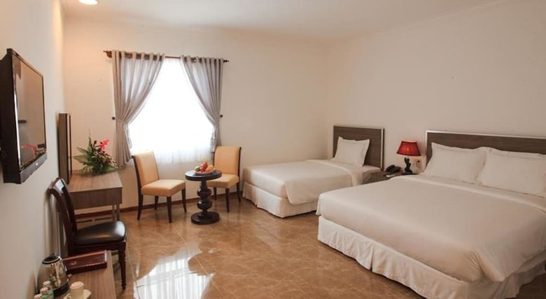 Den Long Do Hotel & Restaurant
