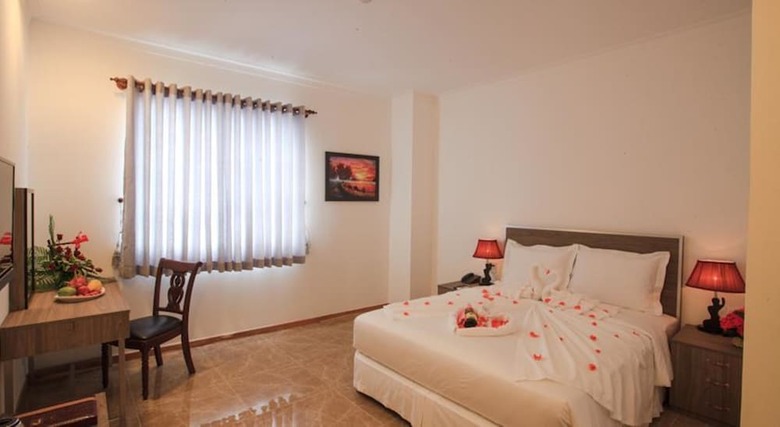 Den Long Do Hotel & Restaurant