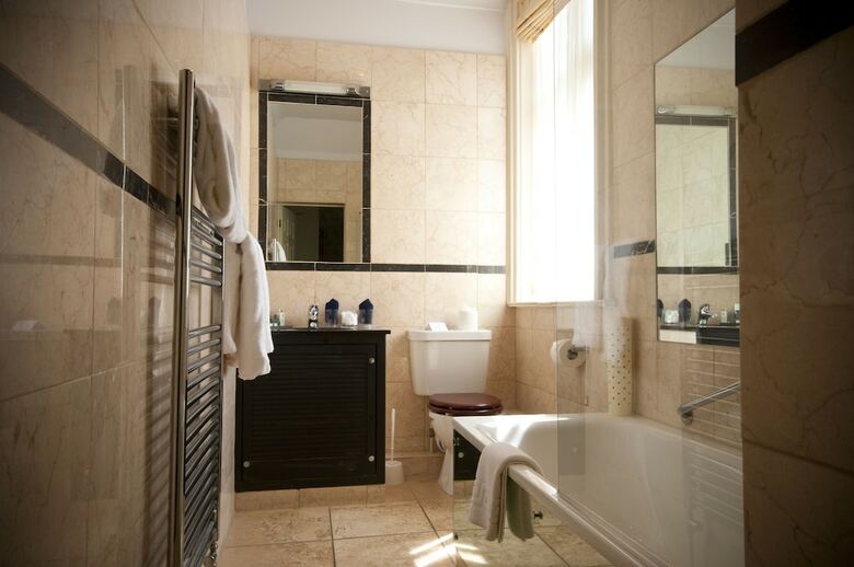 Hotel Careys Manor & Senspa