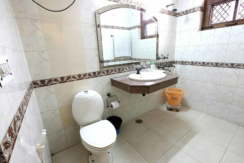 Oyo 402 Hotel Noida Residency