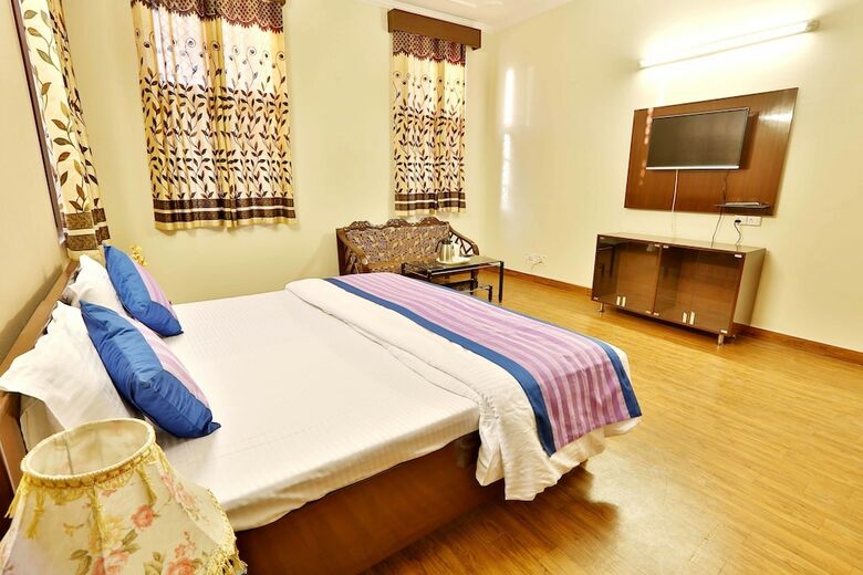 Oyo 402 Hotel Noida Residency