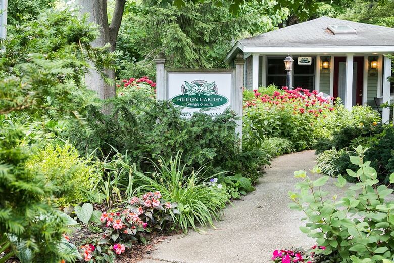 Bed & Breakfast Hidden Garden Cottages & Suites