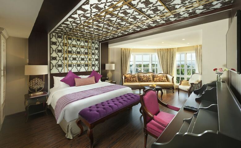 Fragrant Nature Kochi - "a Classified Five Star Hotel"