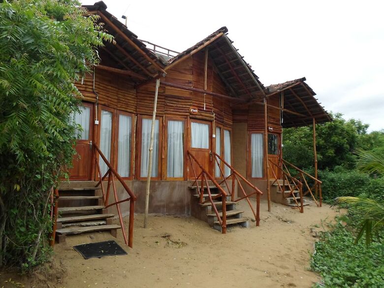 Hotel Kirinda Beach Resort