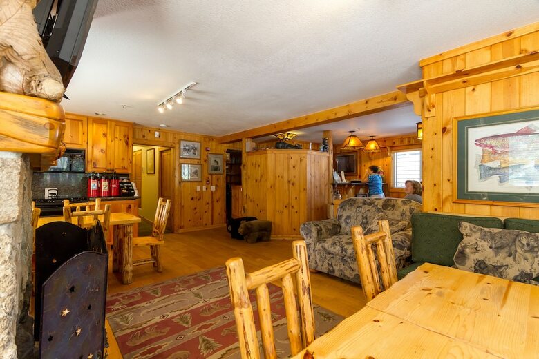 Hotel Red Wolf Lakeside Lodge