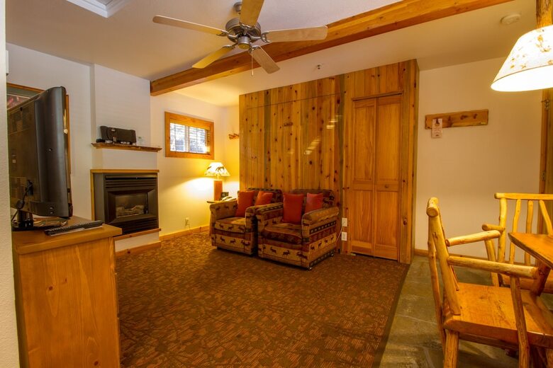 Hotel Red Wolf Lakeside Lodge
