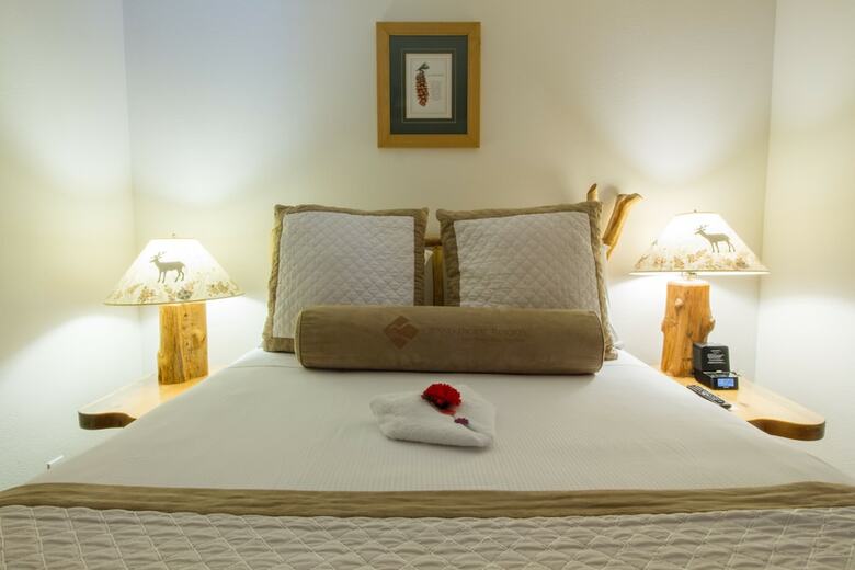 Hotel Red Wolf Lakeside Lodge