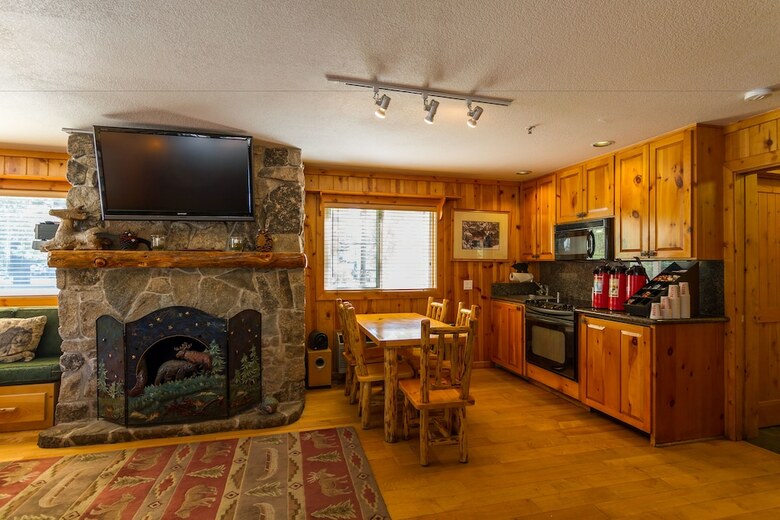 Hotel Red Wolf Lakeside Lodge