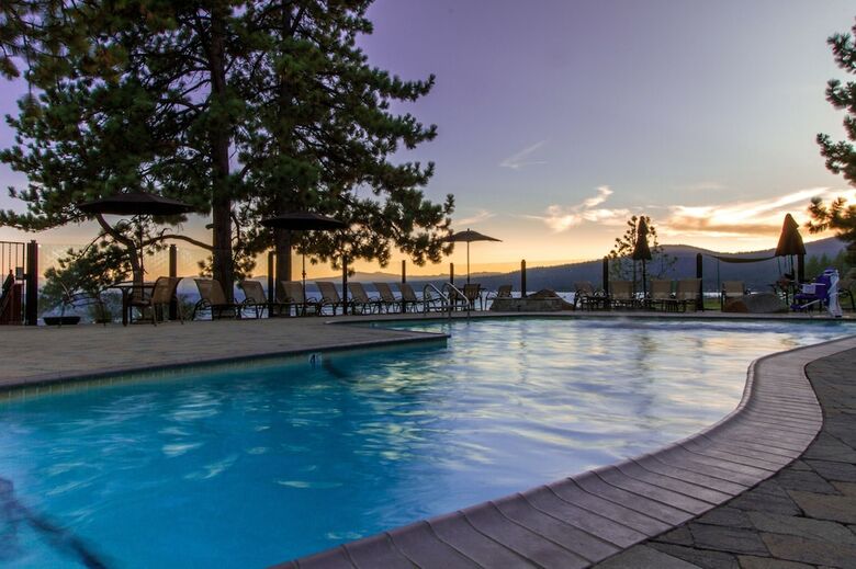 Hotel Red Wolf Lakeside Lodge