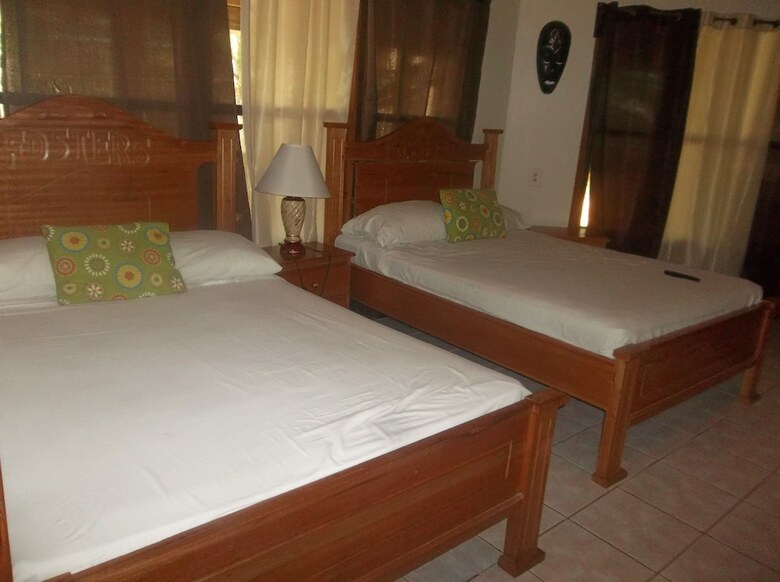 Hotel Foster's West Bay Resort