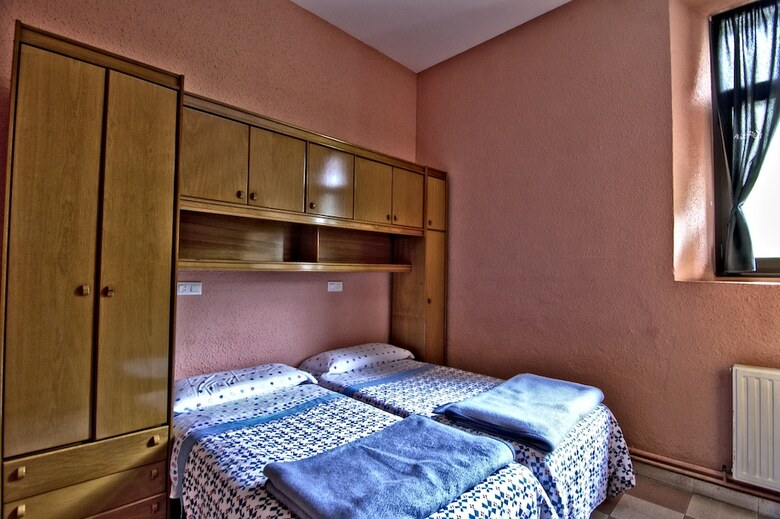 Hostal Albergue Juvenil de Bustiello