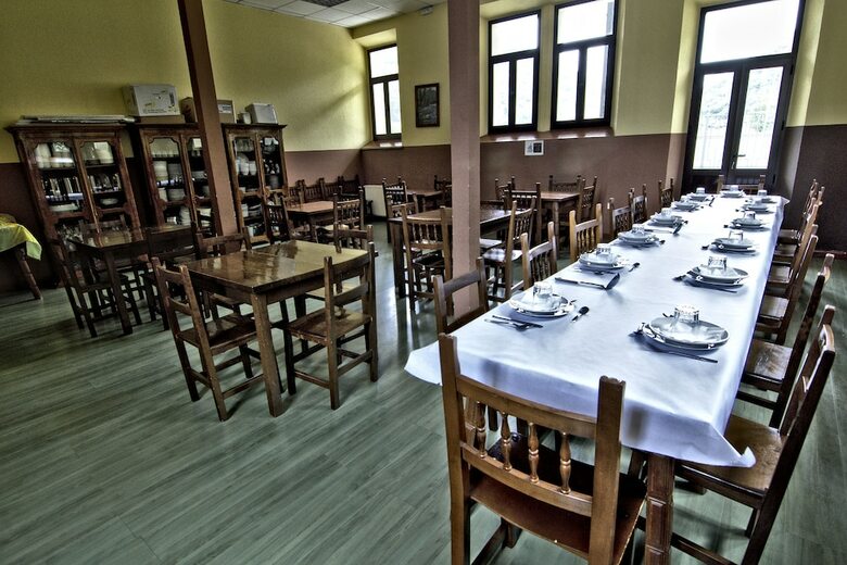 Hostal Albergue Juvenil de Bustiello
