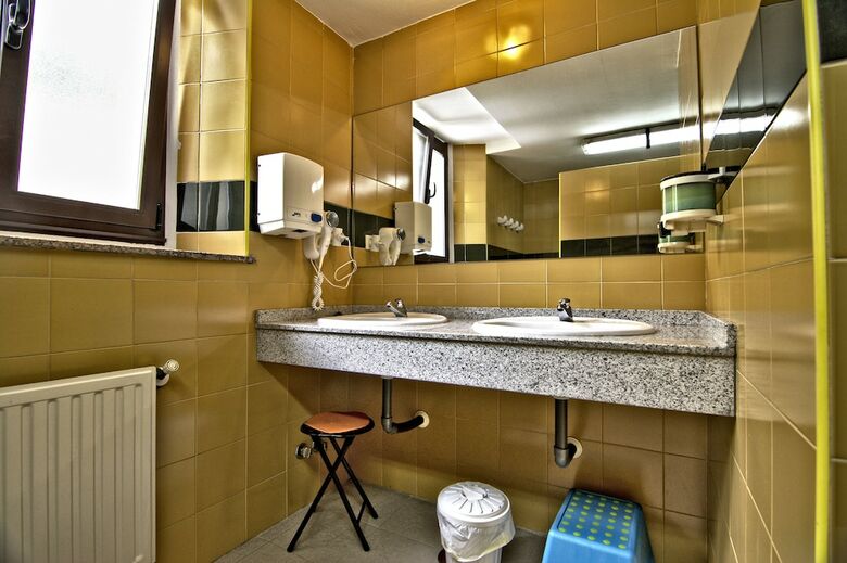 Hostal Albergue Juvenil de Bustiello
