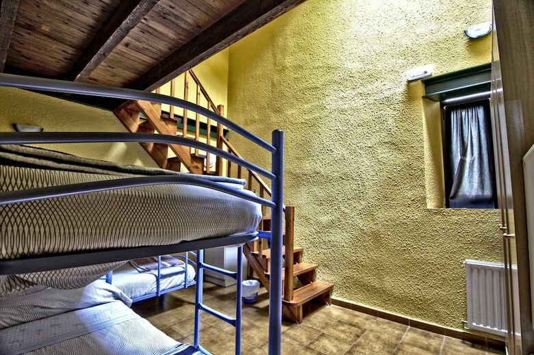 Hostal Albergue Juvenil de Bustiello