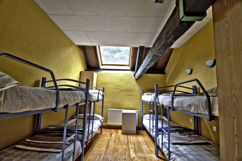 Hostal Albergue Juvenil de Bustiello