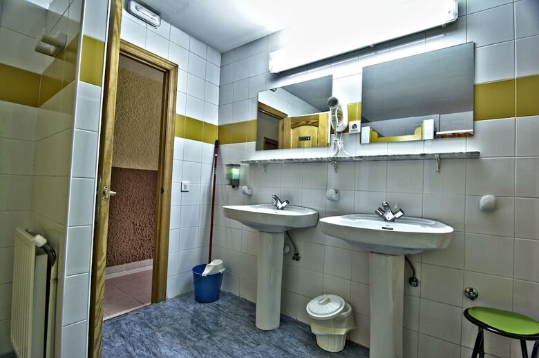 Hostal Albergue Juvenil de Bustiello