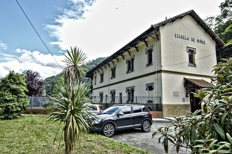 Hostal Albergue Juvenil de Bustiello