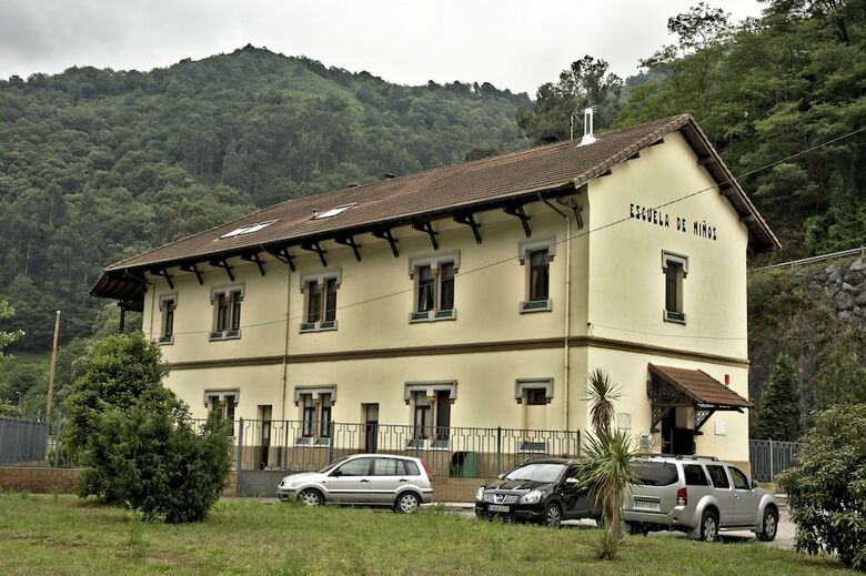 Hostal Albergue Juvenil de Bustiello