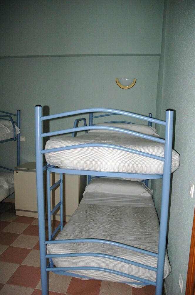Hostal Albergue Juvenil de Bustiello
