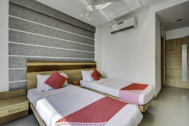 Oyo 1000 Hotel Admiral Suites