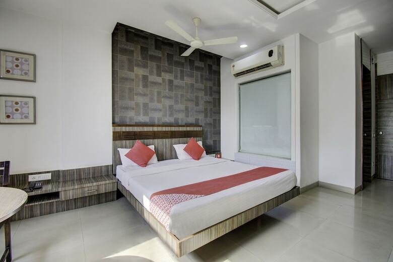 Oyo 1000 Hotel Admiral Suites