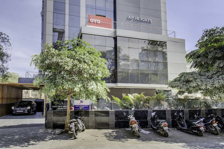Oyo 1000 Hotel Admiral Suites