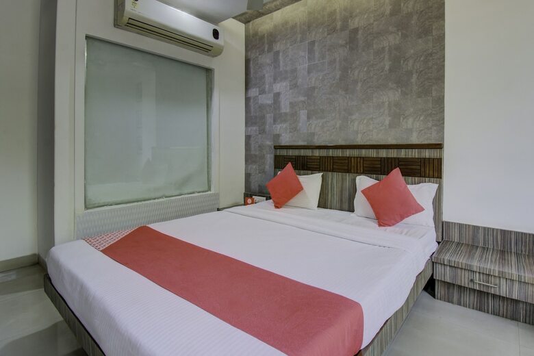 Oyo 1000 Hotel Admiral Suites