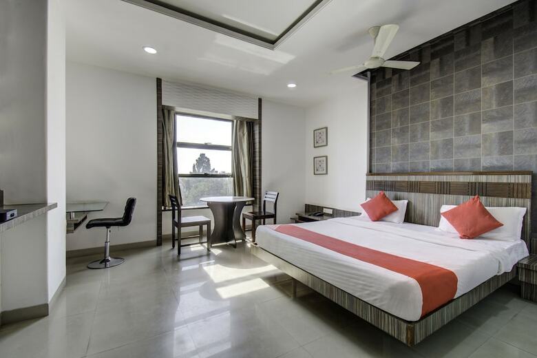 Oyo 1000 Hotel Admiral Suites