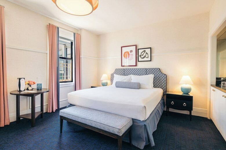 Hotel Triton