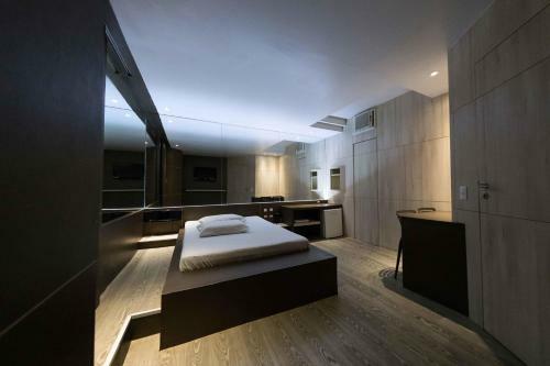Snob Motel (adult Only)