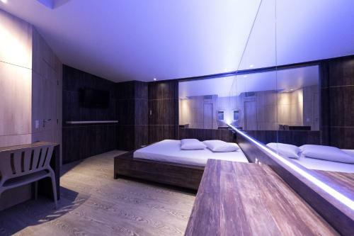 Snob Motel (adult Only)