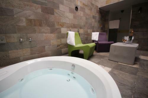 Snob Motel (adult Only)