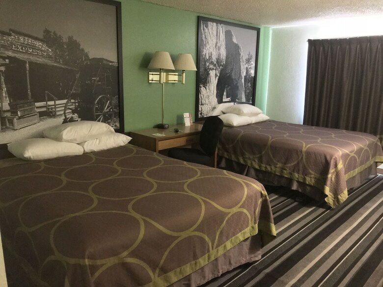 Hotel Super 8 By Wyndham Airport I90