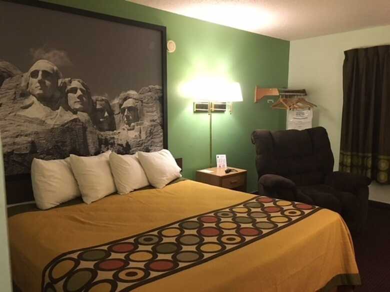 Hotel Super 8 By Wyndham Airport I90