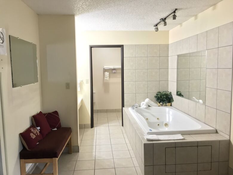 Hotel Super 8 By Wyndham Airport I90