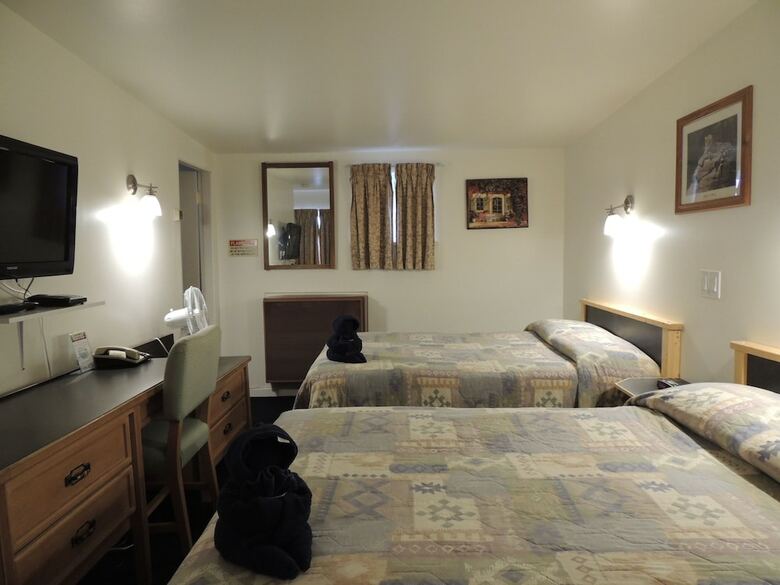 100 Mile Motel & Rv Park