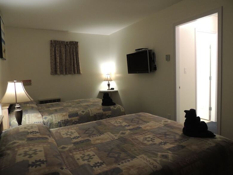 100 Mile Motel & Rv Park
