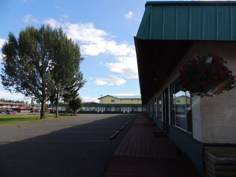 100 Mile Motel & Rv Park