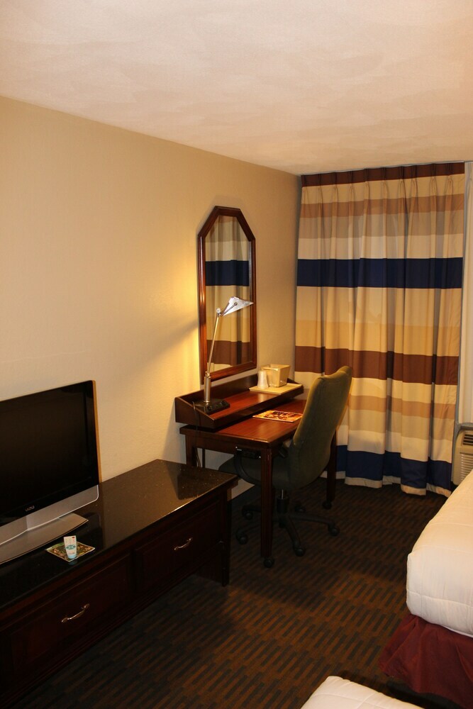 Hotel Lamplighter Inn & Suites - North