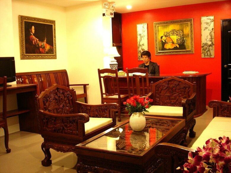 Hotel The Bang Khun Phrom Suites