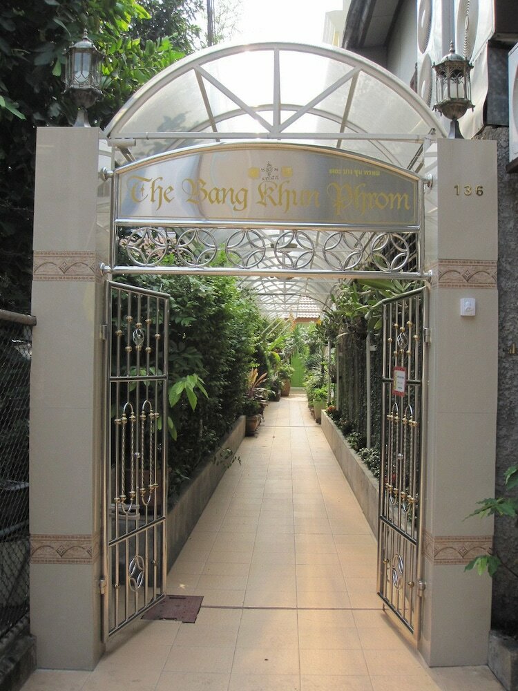Hotel The Bang Khun Phrom Suites