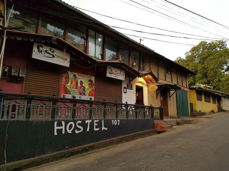 Hotel Hostel 107