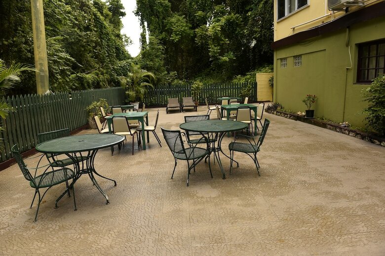 Pineapple Court Hotel