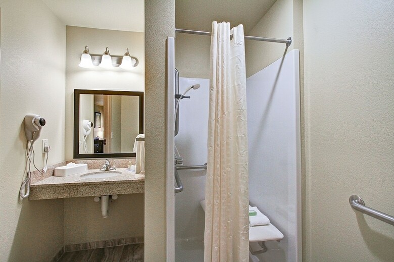 Cobblestone Hotel & Suites - Pulaski