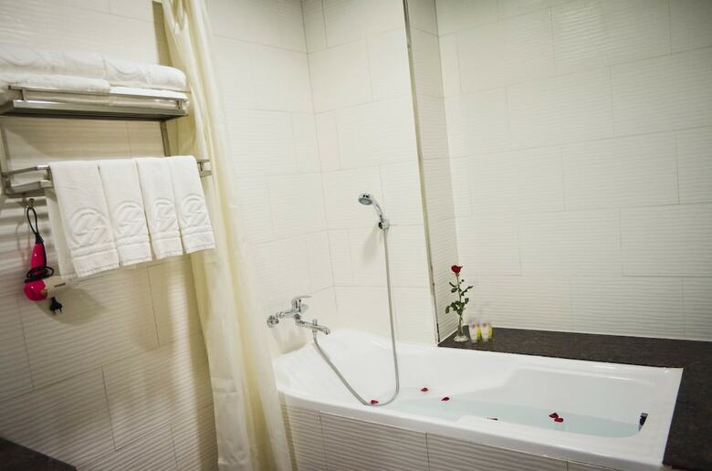 San San Hotel