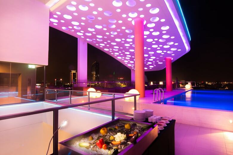 Sun & Moon, Urban Hotel