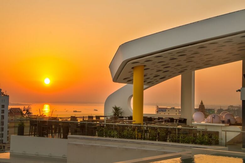 Sun & Moon, Urban Hotel